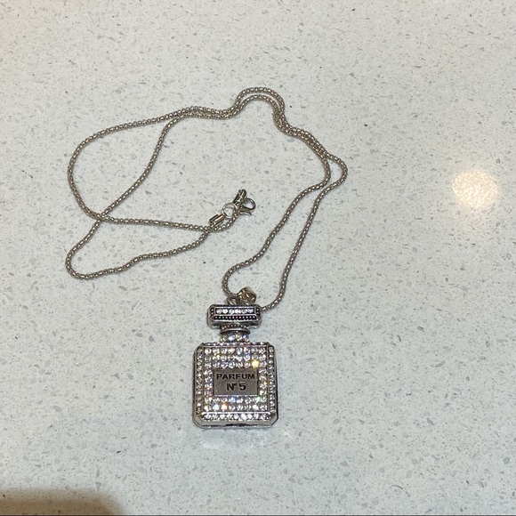 NWOT VINTAGE GORGEOUS NECKLACE WITH COCO PENDANT - Picture 5 of 6